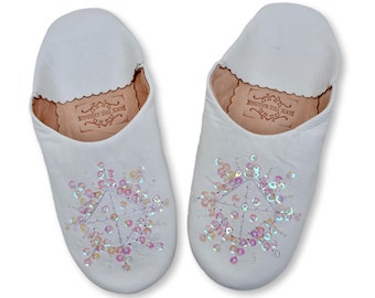 Babouches marocaines blanches à sequins faites à la main à partir de cuir tanné naturellement, babouches pour femmes, chaussons en peau de mouton, mules, claquettes.