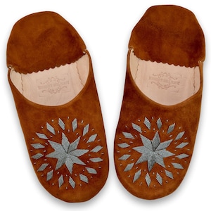 Pantofole da donna Babouche in pelle scamosciata marocchina ricamata, fatte a mano in pelle biologica conciata naturalmente, color marrone cognac *TARIFFE USA PAGATE*