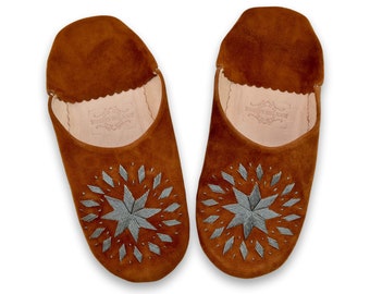 Babouches marocaines brodées en daim pour femmes, faites main en cuir biologique tanné naturellement, mules à enfiler, marron cognac