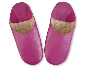 Chaussons babouche pour femmes, chaussons marocains, chaussons en peau de mouton, chaussons faits main, mules, claquettes, teints à la main, magenta