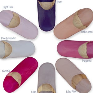Peut inclure: Diverses pantoufles en cuir, disponibles en plusieurs couleurs : rose clair, prune, rose ballerine, magenta, fuchsia, lilas, rose lilas et lavande p&acirc;le. Chaque pantoufle a un bout arrondi et un int&eacute;rieur rembourr&eacute;.