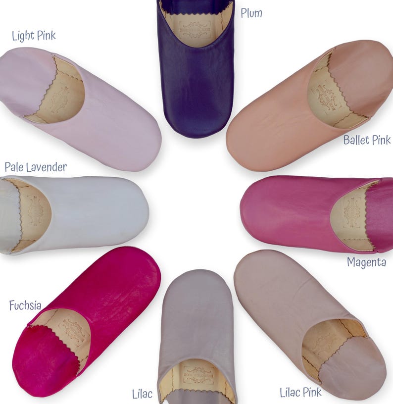 Peut inclure: Diverses pantoufles en cuir, disponibles en plusieurs couleurs : rose clair, prune, rose ballerine, magenta, fuchsia, lilas, rose lilas et lavande p&acirc;le. Chaque pantoufle a un bout arrondi et un int&eacute;rieur rembourr&eacute;.