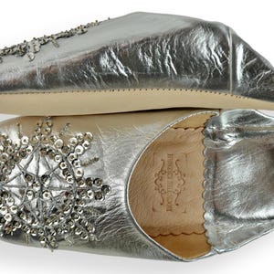 Babuchas marroquíes de piel con lentejuelas plateadas, babuchas para mujer, pantuflas hechas a mano, mules, sin cordones. imagen 2