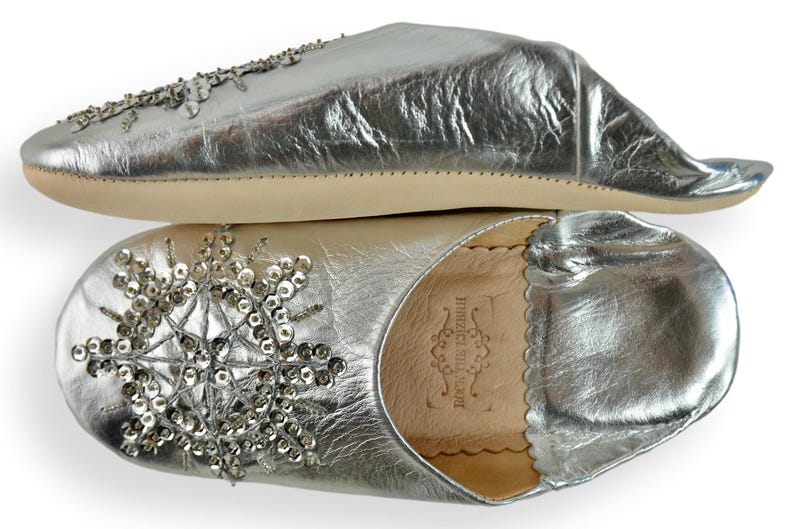 Babuchas marroquíes de piel con lentejuelas plateadas, babuchas para mujer, pantuflas hechas a mano, mules, sin cordones. imagen 2
