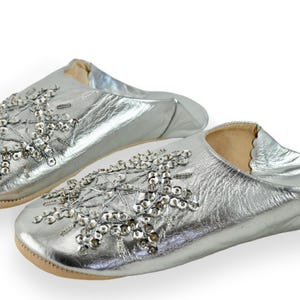 Babuchas marroquíes de piel con lentejuelas plateadas, babuchas para mujer, pantuflas hechas a mano, mules, sin cordones. imagen 4