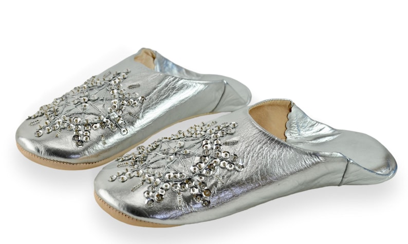Babuchas marroquíes de piel con lentejuelas plateadas, babuchas para mujer, pantuflas hechas a mano, mules, sin cordones. imagen 4