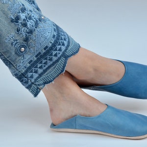 BABOUCHE: Zapatillas Babouche marroquíes para mujer hechas a mano con cuero orgánico suave, piel de oveja, mulas, zapatillas sin cordones, 29 colores Denim blue