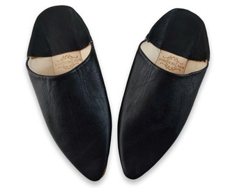 Moroccan Pointy Babouche Slippers Handmade in Black Leather, Moroccan Shoes, Hard Camel Leather Sole, Suitable for outside use.