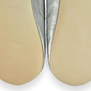 Babuchas marroquíes de piel con lentejuelas plateadas, babuchas para mujer, pantuflas hechas a mano, mules, sin cordones. imagen 6