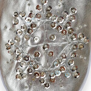 Babuchas marroquíes de piel con lentejuelas plateadas, babuchas para mujer, pantuflas hechas a mano, mules, sin cordones. imagen 5
