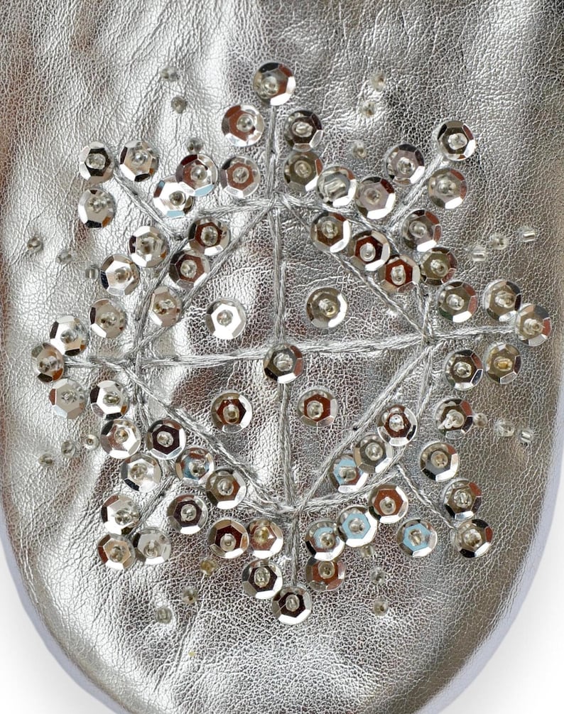 Babuchas marroquíes de piel con lentejuelas plateadas, babuchas para mujer, pantuflas hechas a mano, mules, sin cordones. imagen 5