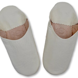 Babouche: pantofole, muli e ciabatte da donna in pelle marocchina, fatte a mano in pelle conciata al naturale color pizzo **TARIFFE USA PAGATE**