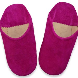Pantofole da donna in pelle scamosciata marocchina, pantofole in pelle, muli, fatte a mano in pelle conciata naturalmente in pelle scamosciata fucsia