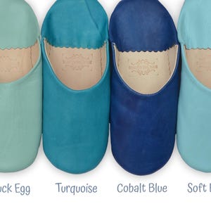 Peut inclure: Une collection de six babouches marocaines en cuir, de diff&eacute;rentes nuances de bleu et de vert. Les couleurs incluent denim, vert d'eau, turquoise, bleu cobalt, bleu clair et aigue-marine. Int&eacute;rieur en cuir souple.