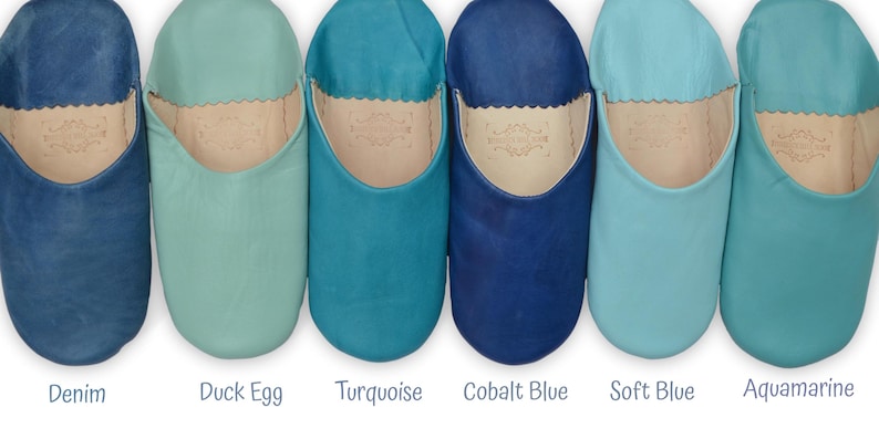 Peut inclure: Une collection de six babouches marocaines en cuir, de diff&eacute;rentes nuances de bleu et de vert. Les couleurs incluent denim, vert d'eau, turquoise, bleu cobalt, bleu clair et aigue-marine. Int&eacute;rieur en cuir souple.