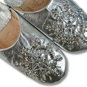 Babuchas marroquíes de piel con lentejuelas plateadas, babuchas para mujer, pantuflas hechas a mano, mules, sin cordones. imagen 3