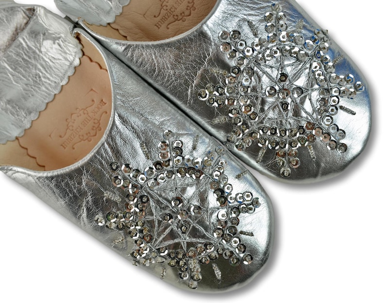Babuchas marroquíes de piel con lentejuelas plateadas, babuchas para mujer, pantuflas hechas a mano, mules, sin cordones. imagen 3