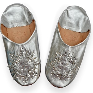 Babuchas marroquíes de piel con lentejuelas plateadas, babuchas para mujer, pantuflas hechas a mano, mules, sin cordones. imagen 1