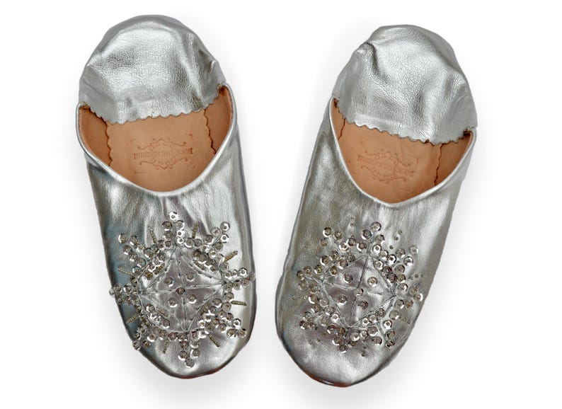 Babuchas marroquíes de piel con lentejuelas plateadas, babuchas para mujer, pantuflas hechas a mano, mules, sin cordones. imagen 1