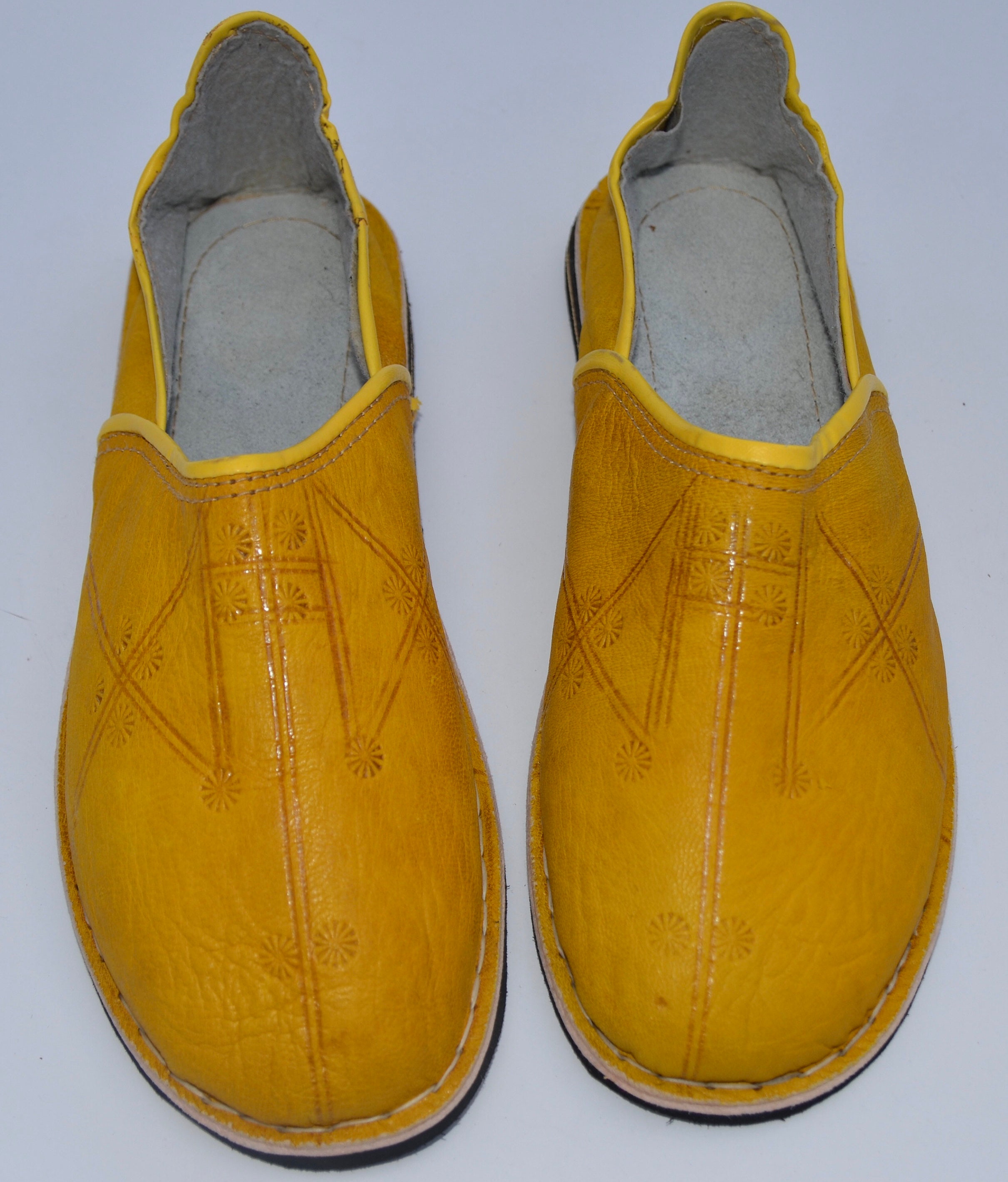 【まる子】CONSTRUCTIVE HEEL BABOUCHE Amazon.com: Moroccan babouche shoe, Leather slipper, Unisex