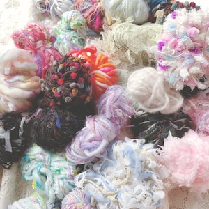 Filato artistico filato a mano: ritagli di fibre colorate per lavorare a maglia, tessere e uncinetto