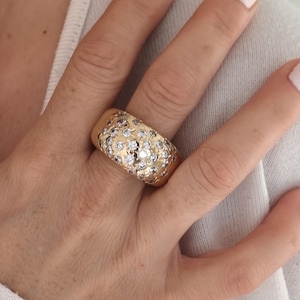 Peut inclure: Ensemble de trois mugs en céramique avec une finition mate et mouchetée. Les tasses sont de couleur crème, gris clair et gris foncé. Chaque mug a un design simple et minimaliste.