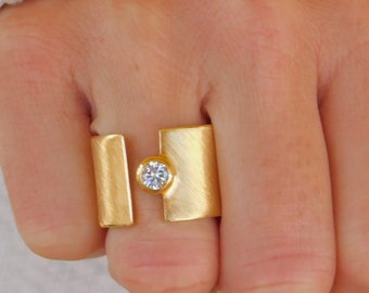 Anillo de moissanita de banda ancha: Anillo llamativo de plata bañada en oro