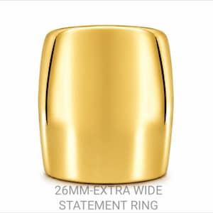 Può includere: Un anello statement color oro lucido con una superficie liscia e curva. La fascia presenta un design ampio e solido con una finitura riflettente. Il testo stampato sotto l'anello recita 26MM-EXTRA WIDE STATEMENT RING.