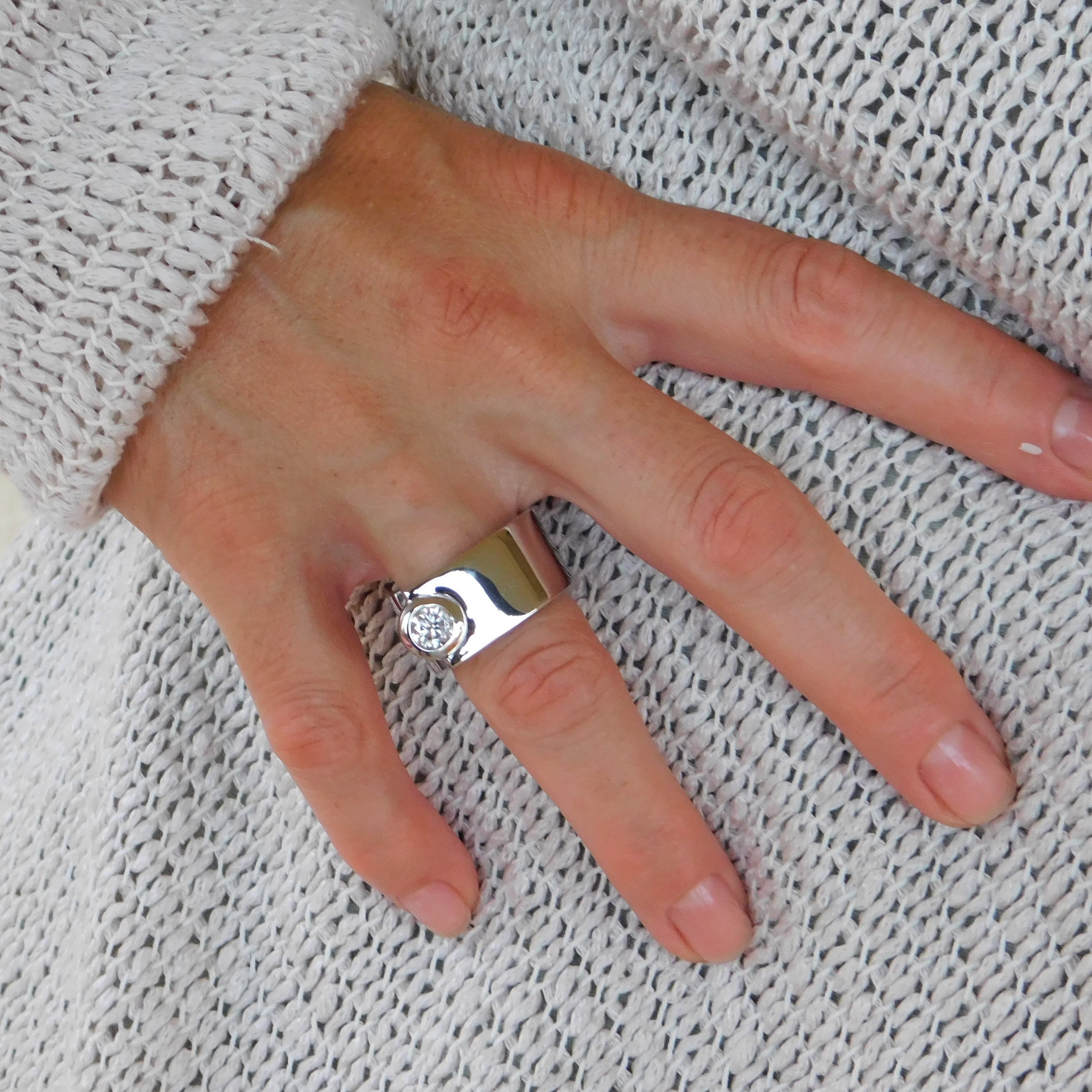 Anillo de moissanita con diseño de solitario descentrado contemporáneo