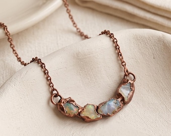 Ketting van koper met vuuropaal \ Hanger met regenboogkleurige edelsteen in de vorm van een halve maan \ Cadeau voor haar \ Boho ketting