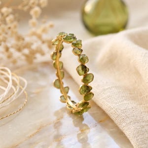 Armband med naturlig peridot ädelsten \ Handgjort bröllopsarmband \ Minimalistiska bohemiska smycken \ Presenter till henne