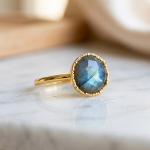 Anillo de labradorita de fuego natural \ Joyería minimalista con piedras preciosas \ Anillos para mujer \ Anillo hecho a mano \ Regalo de aniversario