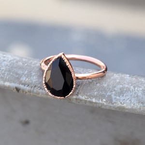 Belle bague noire Onyx Hydro Color \ Bague en pierre taillée \ Bague en pierres précieuses \ Bague électroplaquée \ Bague pour femmes \ Bague en or rose \ Bague pour elle