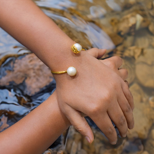 Pulsera de puño de piedra preciosa de perla de agua dulce \ Brazalete mínimo \ Pulsera para mujeres \ Regalos de aniversario \ Pulsera delicada \ Pulsera Boho