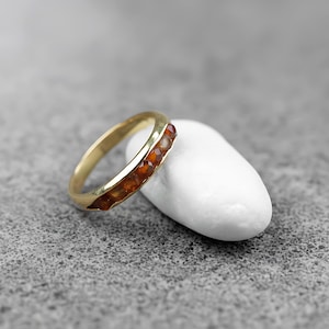 Natuurlijke rode carneoolring \ Sierlijke ring \ Minimale ring \ Delicate ring \ Trouwring \ Jubileumcadeau \ Infinity-ring