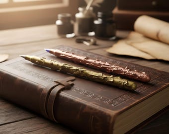 Caneta esferográfica recarregável com detalhes em cobre e acabamento em metal texturizado (145 mm).