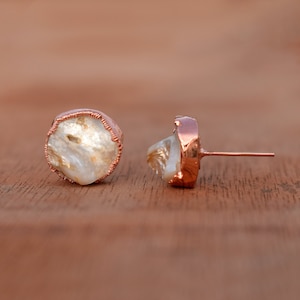 Freshwater White Pearl Gemstone Stud Earrings \ Round Earrings \ Raw Pearl Earrings \ Wedding Earrings \ Boho Earrings \ Push Back Earrings