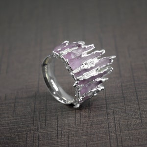 Anello di quarzo rosa ruvido, anello elettroformato, anello a forma di corona, anello placcato in argento, anello multi pietra, anello di fidanzamento, anello regina, anello banda