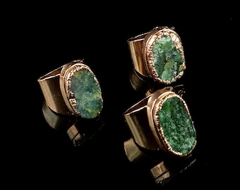 Anello con smeraldo grezzo \ Anello con pietra portafortuna \ Anello con pietra grezza \ Anello impilabile \ Anello grande \ Regali per la mamma \ Anello con gemma \ Anello delicato