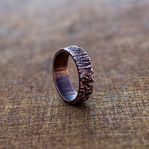 Alliance texturée galvanisée \ bagues pour femme \ bague empilable \ cadeau pour une mère \ bague pour l'arthrite \ bague en métal \ bijoux de guérison