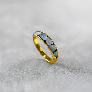 天然の小さな原石ファイアオパールジェムストーンリング｜マルチオパールリング｜繊細なバンドリング｜愛する人への贈り物｜ボヘミアンリング｜デリケートリング｜花嫁への贈り物