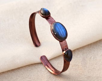 Pulseira aberta de labradorita - Pulseira com três pedras cravejadas em bisel - Joia marcante com pedras preciosas - Presente para ela