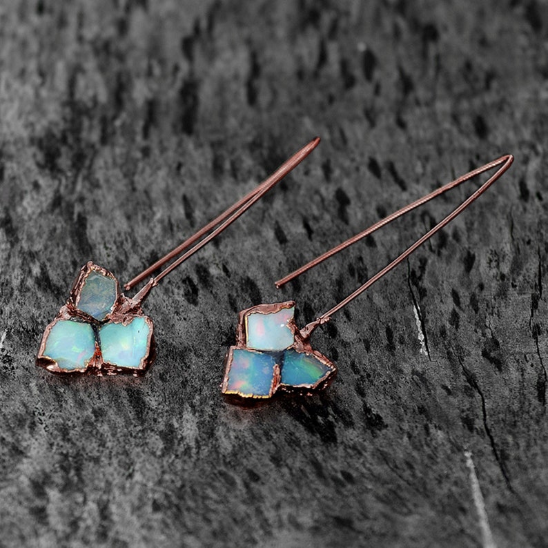 Pendientes de ópalo de fuego crudo Pendientes de ópalo áspero Pendiente de gancho colgante Pendiente de gota Joyería mínima Pendiente de piedra preciosa, Pendiente de latón Copper Antique