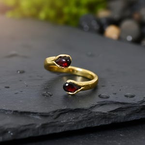 Bague grenat poire rouge naturelle \ bague délicate \ bague by-pass \ bague avec pierres précieuses \ bague minimaliste \ bagues empilables \ bagues pour femme \ bagues bohèmes