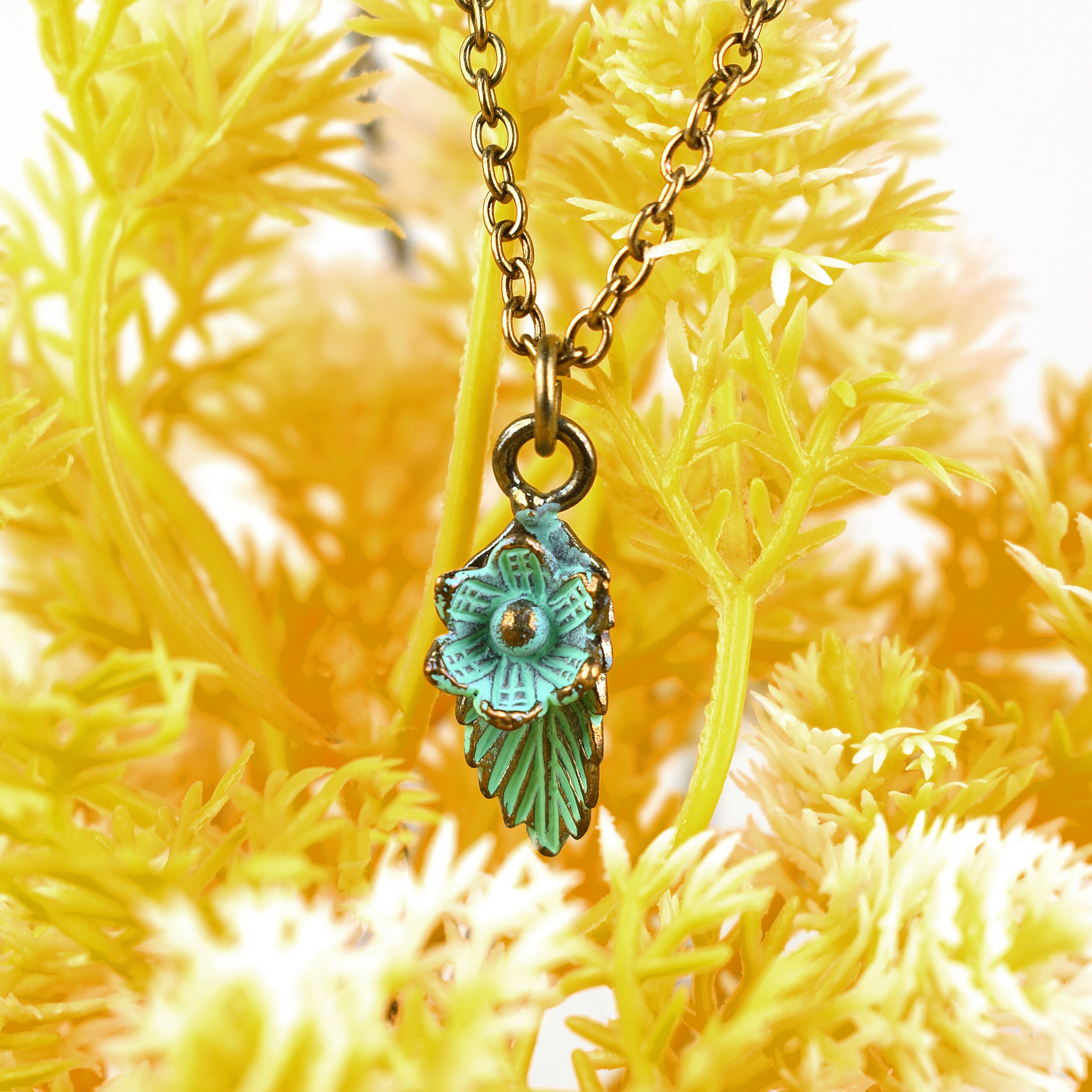 ハンドメイドの緑青メッキリーフフラワーネックレス  ブライズメイド