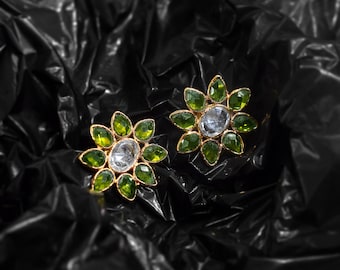 Brincos de flor com peridoto verde e cristal – Joias minimalistas em latão