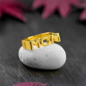 Anillo de oro para mamá: regalo para el Día de la Madre / Joyería minimalista para mamá / Anillo ajustable con letra dorada / Regalo para mamá de hija o hijo