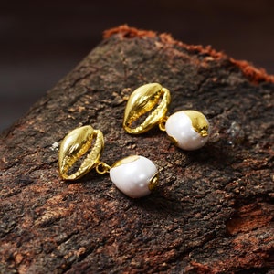 Natürliche Meeresperle Edelstein Ohrringe zarte Ohrringen \ Edelsteinohrringe Edelstein Ohrringe ~ Boho Ohrringe ~ Tropfen Ohrringe ~ Kauri Muschel Ohrringe