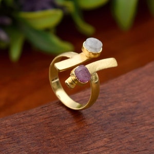 Anillo de rubí rojo natural y piedra lunar \ Anillo de latón \ Anillo de múltiples piedras \ Joyería hecha a mano \ Anillo de piedra cruda \ Anillos para mujeres \ Anillo con la letra H
