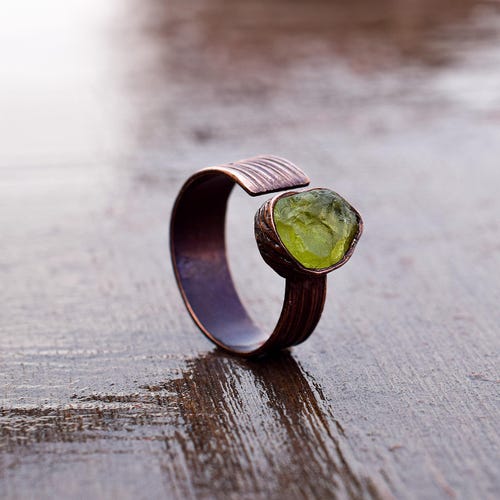 Bague péridot vert naturel avec pierre précieuse \ bague péridot brute \ bijoux faits main \ cadeaux d'anniversaire \ bague minimaliste \ bague délicate \ bagues